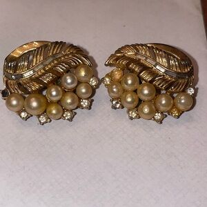 Crown Trifari Gold Tone  Faux Pearl / Rhinestone Clip On leaf Earrings